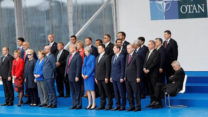 Spoločná fotografia lídrov krajín na summite NATO. 