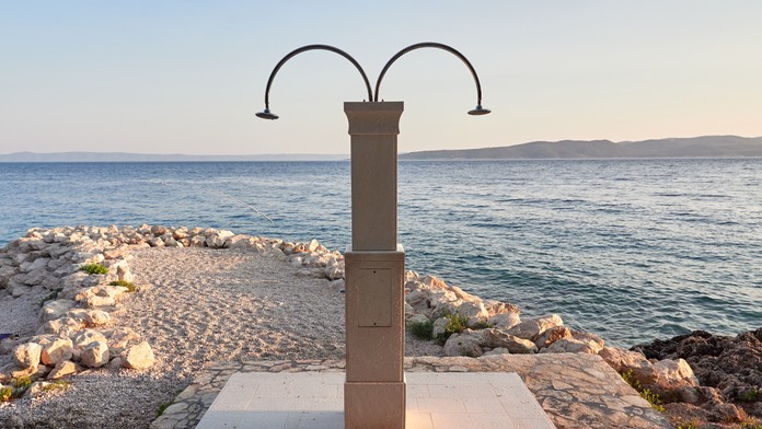 Dovolenkári pozor! V chorvátskej Istrii sa už pri mori neosprchujete