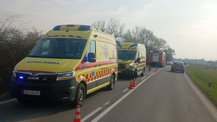 Zrážka áut pri Prievidzi. Zranené dieťa skončilo v nemocnici