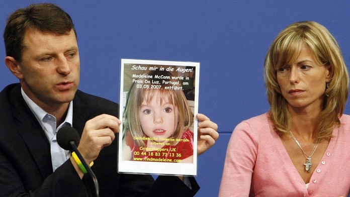 Rodičia s fotografiou zmiznutej madeleine McCannovej na archívnej snímke z roku 2007.