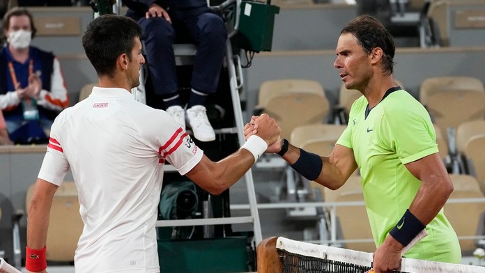 Novak Djokovič prijíma gratuláciu od Rafaela Nadala.