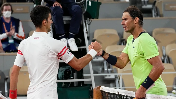Novak Djokovič prijíma gratuláciu od Rafaela Nadala.