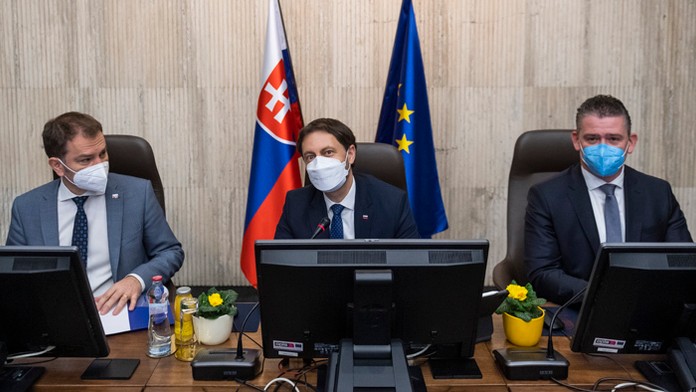 Na snímke zľava minister financií SR Igor Matovič a predseda vlády SR Eduard Heger.