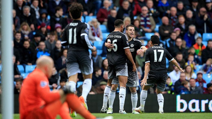 Hráč Chelsey Londýn Ruben Loftus-Cheek (uprostred) sa raduje z gólu so spoluhráčmi Cesarom Azpilicuetom a Pedrom.