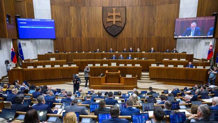 Prieskum: Voľby by v júni vyhralo PS, Smer-SD je na druhom mieste