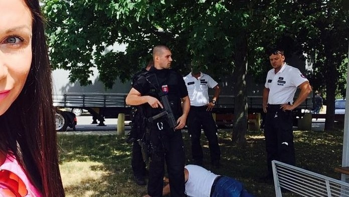 Kristína Kövešová pri zásahu polície. 