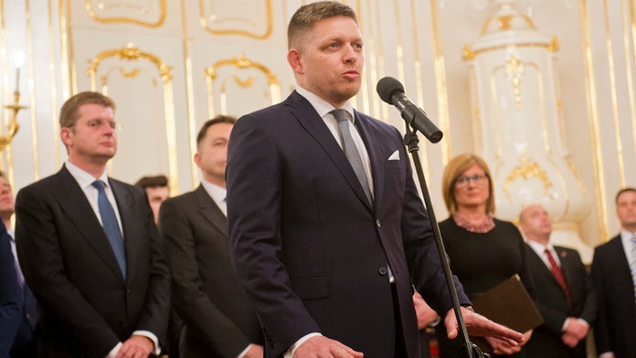 Na snímke predseda vlády Robert Fico sa prihovára novým členom vlády SR po slávnostnom odovzdávaní menovacích dekrétov z rúk pre