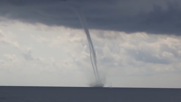 Pri talianskom pobreží spozorovali hneď dve vodné tornáda.