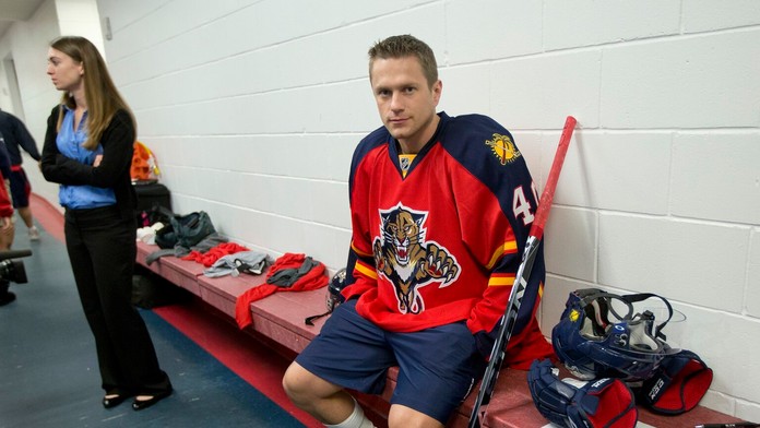 Marek Svatoš z Floridy Panthers čaká počas prvého dňa tréningového kempu 13. januára 2013 v americkom Coral Springs.