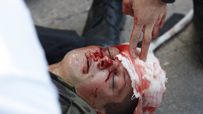 Nepokoje si vyžiadali mŕtveho policajta a stovku zranených