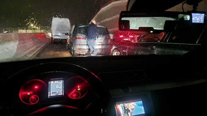 Prvá nehoda v tuneli Višňové. Zrážka viacerých áut spôsobuje kolóny