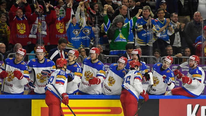 Rusi oslavujú gól Nikita Kučerovova proti Nemecku.