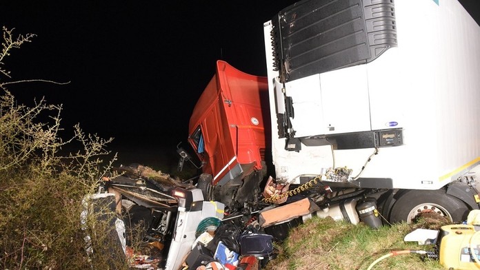 Dvanásť mŕtvych pri zrážke kamiónu s mikrobusom.