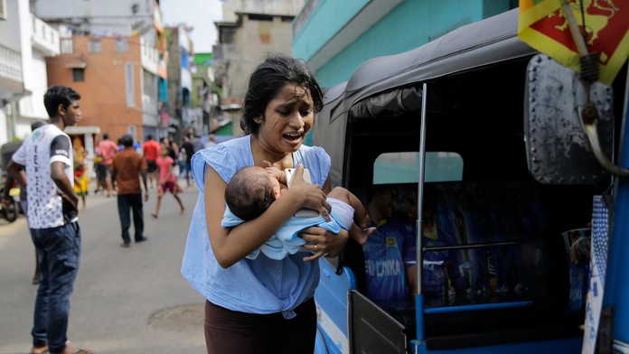 Žena s dieťaťom po útokoch na Srí Lanke.