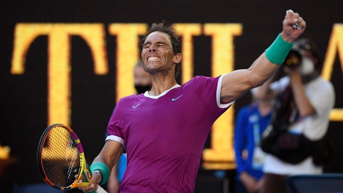 Španielsky tenista Rafael Nadal sa teší po výhre nad Kanaďanom Denisom Shapovalovom.