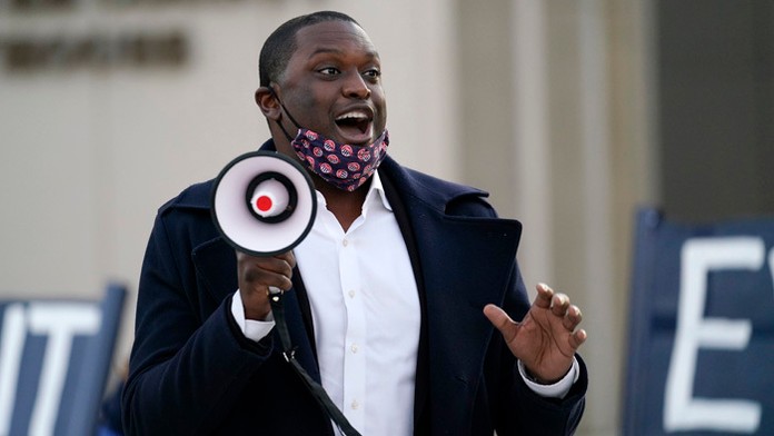 Viacero médií prerušilo vysielanie z Trumpovej tlačovej konferencie.