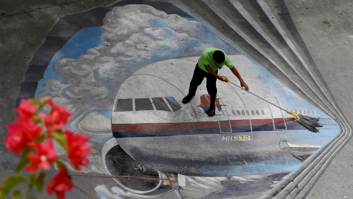 Maľba lietadla nezvestného letu malajzijských aeorolínií.