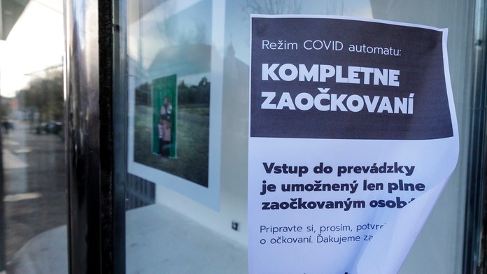 Nápis na výklade obchodného domu.