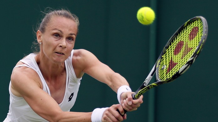 Slovenská tenistka Magdaléna Rybáriková odvracia úder Monicy Niculescuovej v zápase 1. kola ženskej dvojhry vo Wimbledone. 