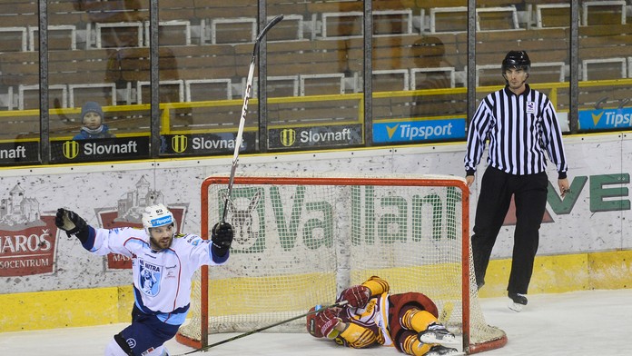 Trenčan Andrej Hatala v bráne po tom, čo sa snažil zastaviť puk padajúci do trenčianskej siete v hre bez brankára.