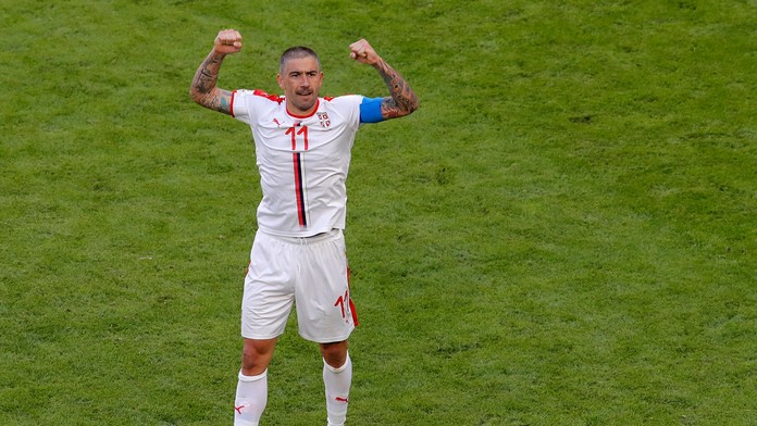Srbský futbalista Aleksandar Kolarov sa teší po strelení gólu z priameho kopu.