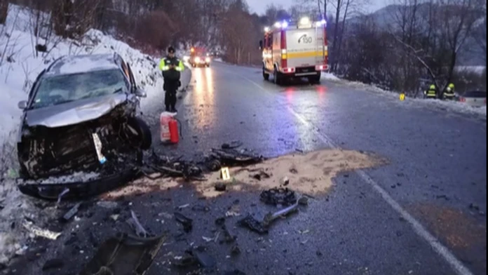Ranná nehoda na Orave. Pri zrážke osobných áut sa zranili tri osoby