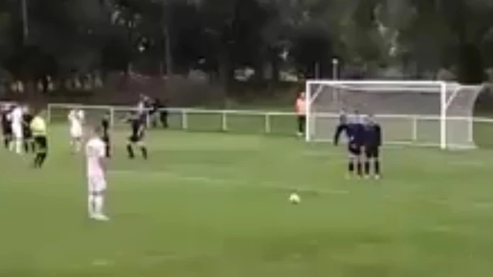 Martin Kováčik sa pripravuje na priamy kop.
