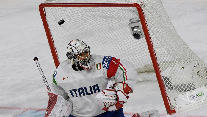 Andreas Bernard z Talianska čelí strele v dueli MS 2017 proti USA.