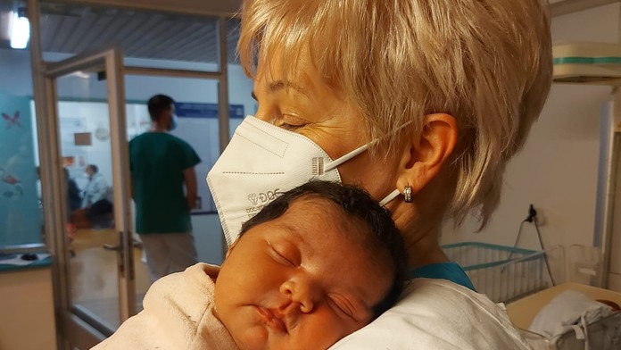 FOTO: Dramatická cesta so šťastným koncom. V Košiciach vyšetrili dievčatko, ktoré porodila náhradná matka z Odesy