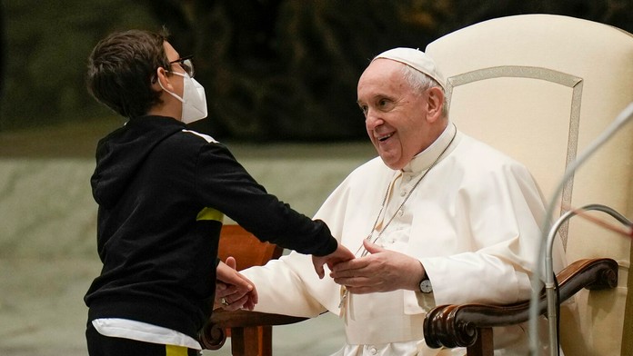 Pápež s chlapcom na pódiu počas audiencie