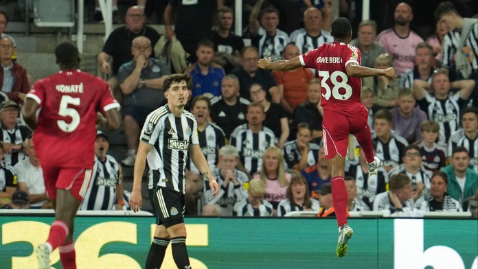 Hráči Liverpoolu oslavujú gól proti Newcastlu