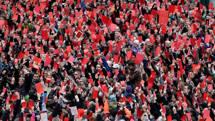Niekoľko tisíc ľudí na Národnej triede ukázalo Zemanovi červenú kartu.