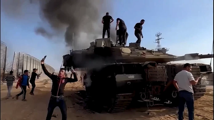 Pôvodné čísla boli nepresné. Izrael prehodnotil bilanciu obetí útoku militantov z Hamasu