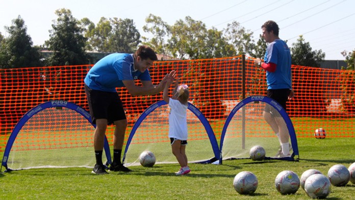 Futbalista a dieťa - ilustračná snímka.