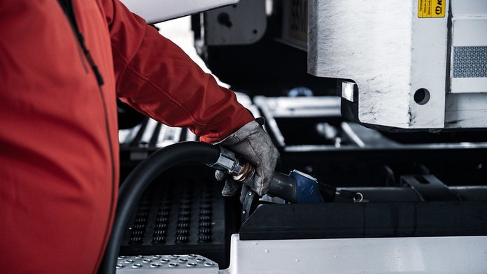 Muž tankuje benzín na pumpe 