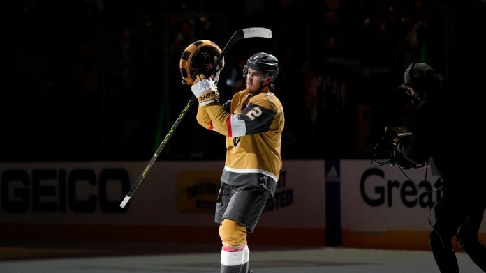 Obranca Zach Whitecloud z Vegas Golden Knights sa teší po víťazstve.