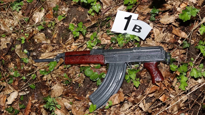 V Česku brutálne vraždil Slovák. Zobral samopal a paľbu na rodinu spustil cez zatvorené dvere