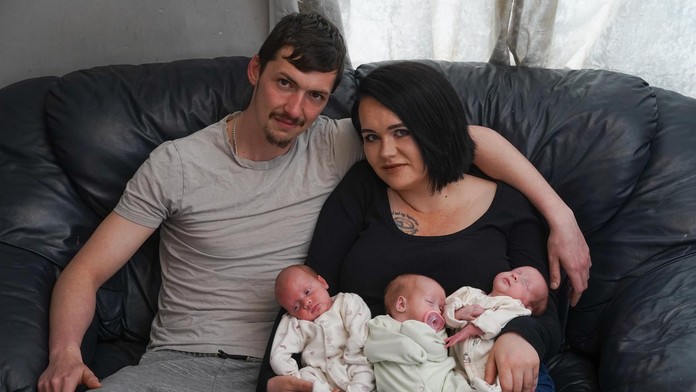 Šanca jedna k 200 miliónom: V Británii sa narodili identické trojčatá. Rodičia majú systém, aby si ich nepomýlili