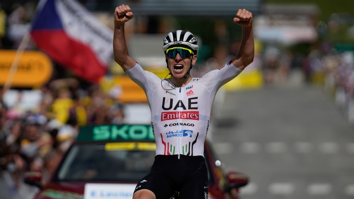 Na slávnom kopci unikol všetkým. Slovinec fenomenálne triumfoval a na Tour je opäť „žltý“