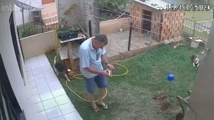 Zľava Cody Ceci, William Nylander a Auston Matthews z Toronta oslavujú gól proti Columbusu.