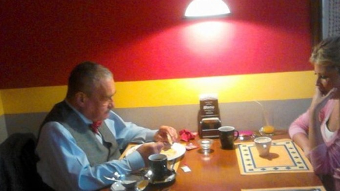 Knieža zobral milenku na večeru do luxusnej reštaurácie