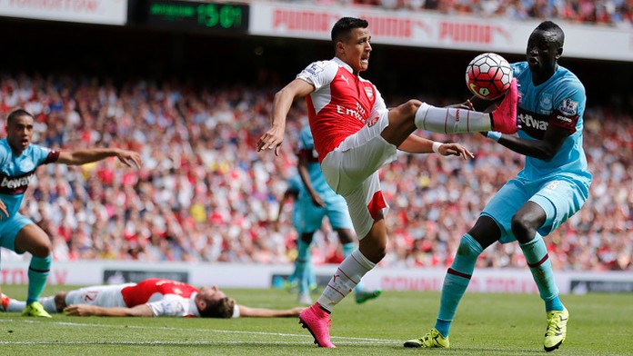 Alexis Sanchez (Arsenal) a a hráš West Hamu Cheikhou Kouyate.