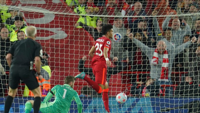 Liverpool rozdrvil Manchester United, je na čele tabuľky