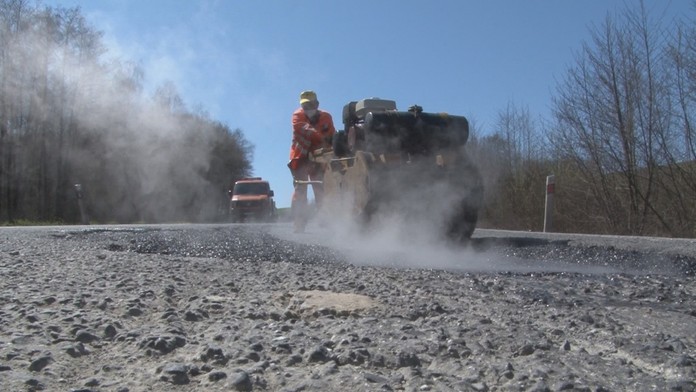 Fušerská oprava cesty.