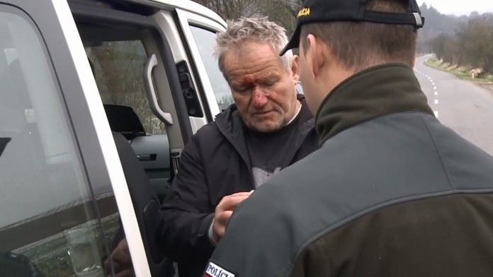 Auto zapichnuté v strome a nikto nikde. V takomto stave našli vodiča po hodine