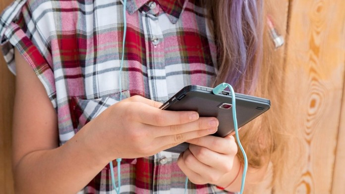 Na snímke dieťa s mobilom.