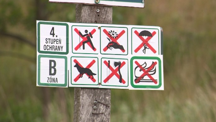 Značka zakazujúca vjazd na bicykli tu chýba.