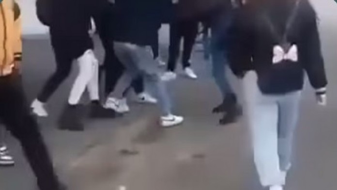 Na stanici vo Vranove nad Topľou sa pobili tínedžeri. Prípad vyšetruje polícia