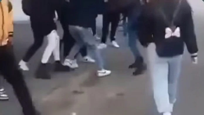 Na stanici vo Vranove nad Topľou sa pobili tínedžeri. Prípad vyšetruje polícia