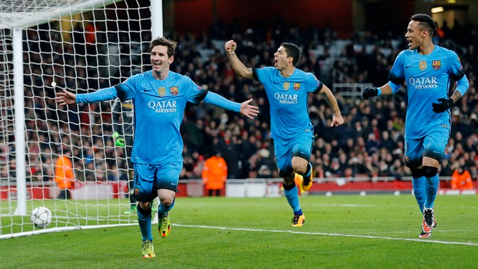Neymar, Lionel Messi a Luis Suarez sa tešia po strelení druhého gólu do siete Arsenalu v osemfinále LM.